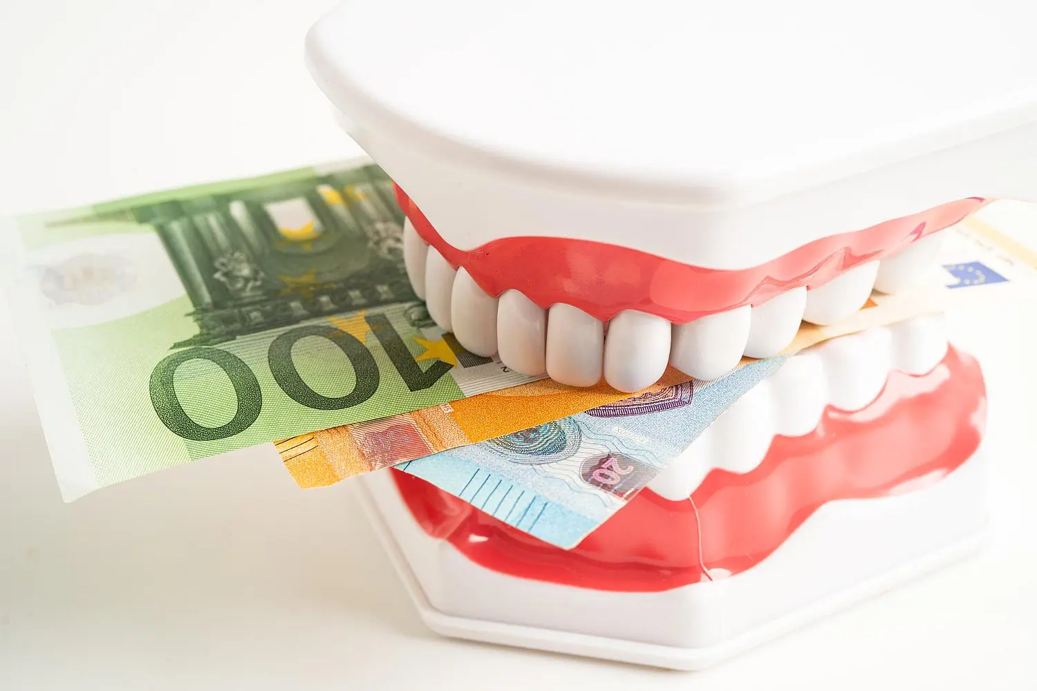 A model teeth and money represent cheap metal braces cost at Star Smiles Orthodontics and Pediatric Dentistry in Bloomingdale and Naperville, IL.